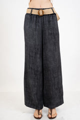 Pantalone palazzo effetto lino delavé con cintura intrecciata.