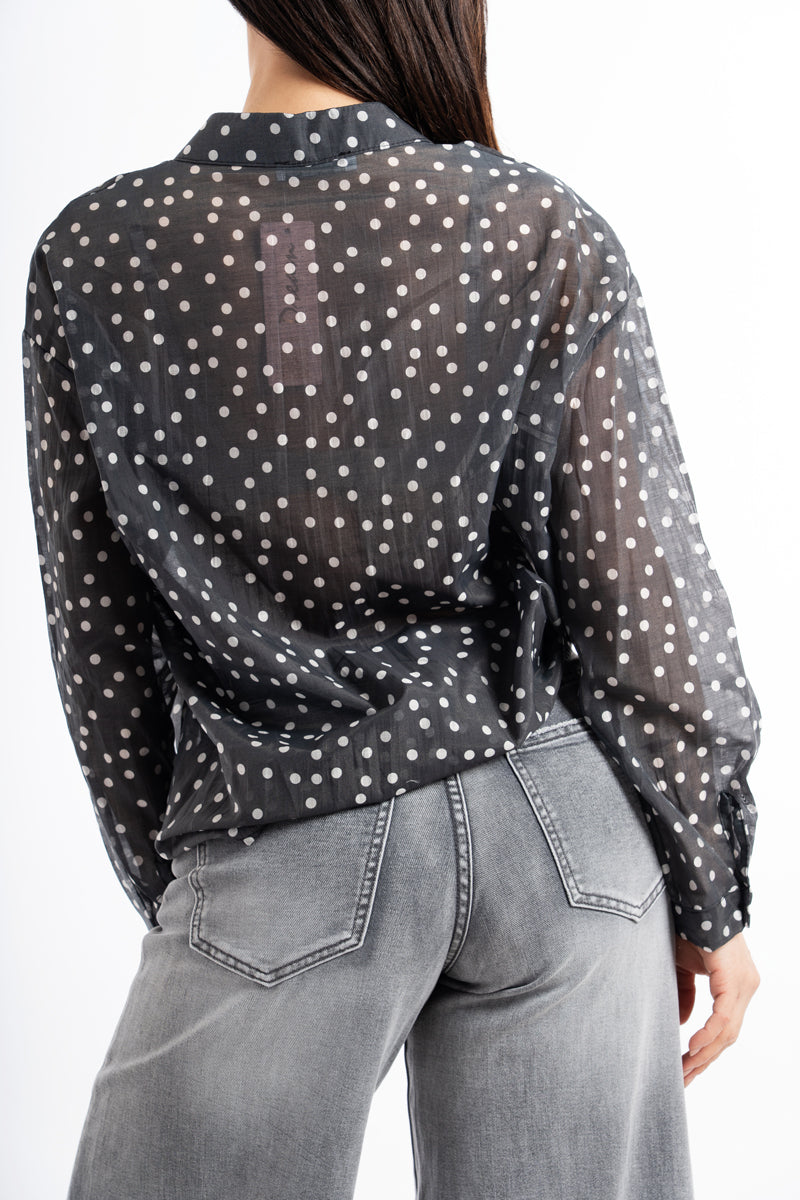 modella indossando Camicia velata a pois in tencel con collo coreano colore