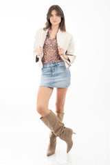 modella indossando Gonna in denim chiaro - Effetto used colore