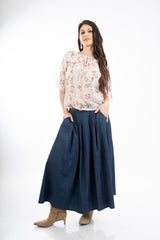 modella indossando Gonna midi in jeans leggero con pieghe e cintura colore