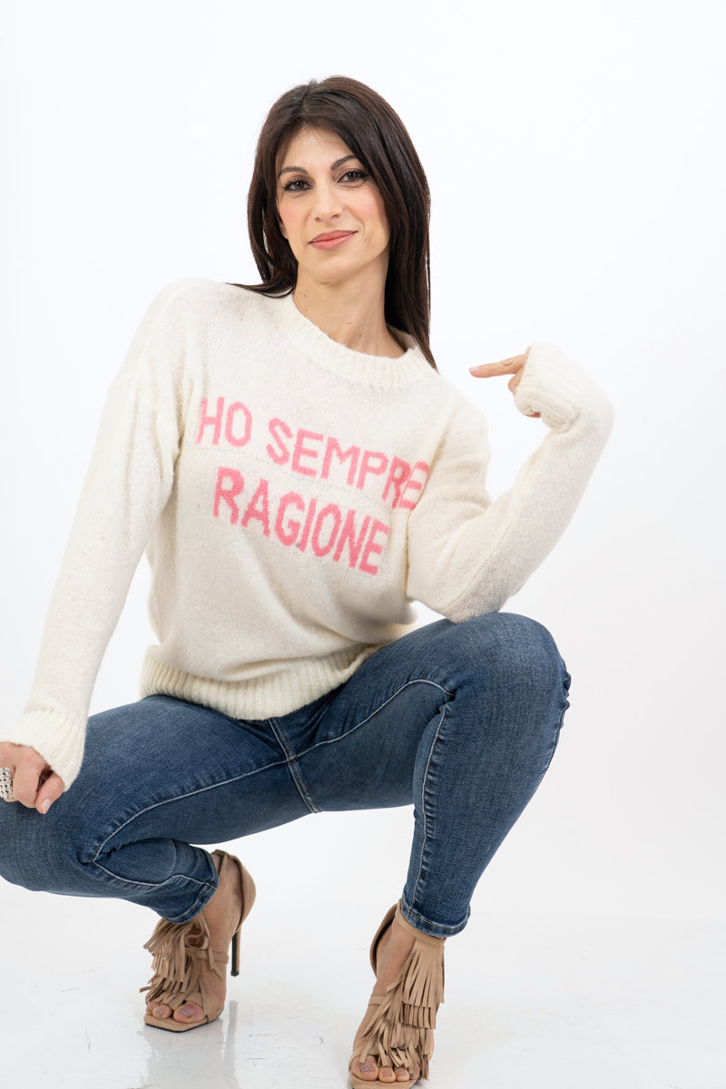 modella indossando Maglione girocollo con scritta “Ho sempre ragione” in misto lana Made in Italy colore Panna-Rosa Unica