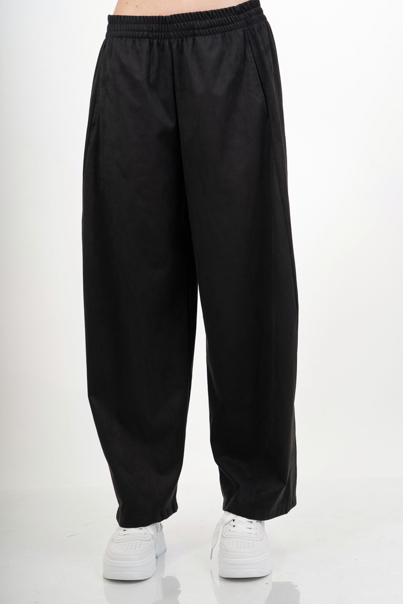 modella indossando Pantalone wide leg in tessuto effetto dainetto elasticizzato colore