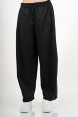 modella indossando Pantalone wide leg in tessuto effetto dainetto elasticizzato colore