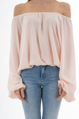 modella indossando Blusa in georgette velata con scollo elasticizzato e manica ampia sblusata colore