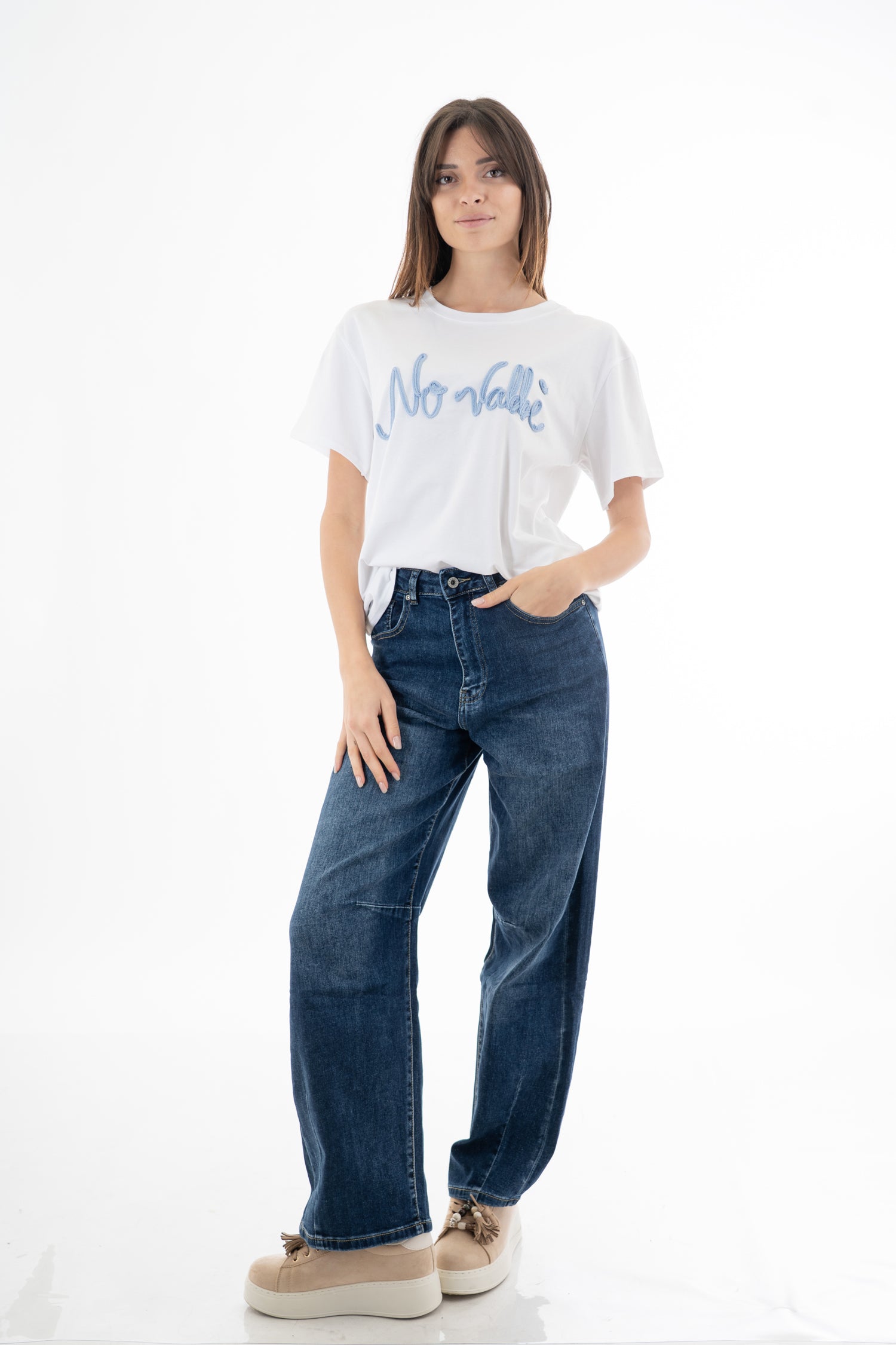 modella indossando T-shirt in cotone elasticizzato con scritta No Vabbè applicata in rilievo colore