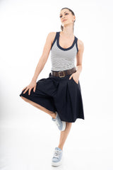 modella indossando Top a righe in cotone elasticizzato a costine con scollo a V colore
