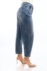 modella indossando Jeans modello balloon in denim elasticizzato vita regolare colore
