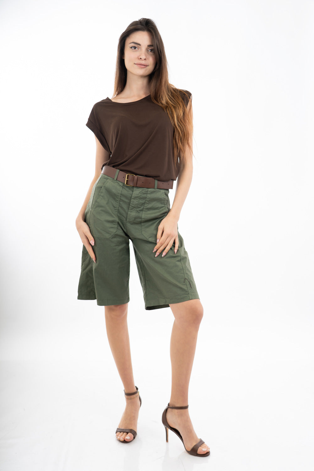 modella indossando Bermuda morbido con tasche applicate in cotone elasticizzato e cintura colore