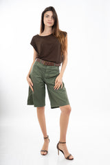 modella indossando Bermuda morbido con tasche applicate in cotone elasticizzato e cintura colore