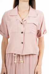 modella indossando Camicia corta con tasche in viscosa EasyWave con manica a pipistrello e bottoni effetto legno colore Rosa Unica