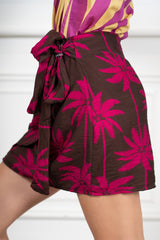 modella indossando Minigonna Portafoglio Fantasia Palme Fucsia Made in Italy colore
