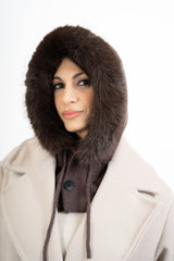 modella indossando Cappuccio in maglia con bordo in eco pelliccia colore