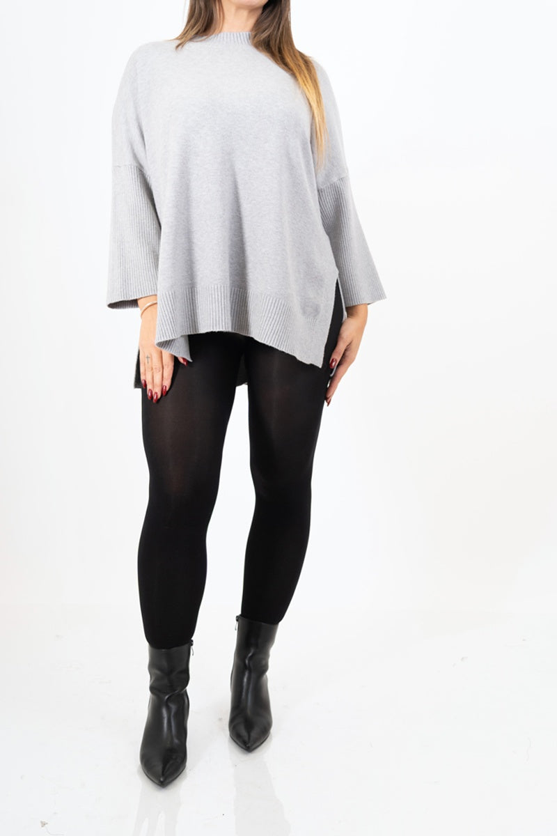 modella indossando Maglia lunga in misto viscosa con bottoni sul retro colore