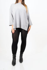 modella indossando Maglia lunga in misto viscosa con bottoni sul retro colore