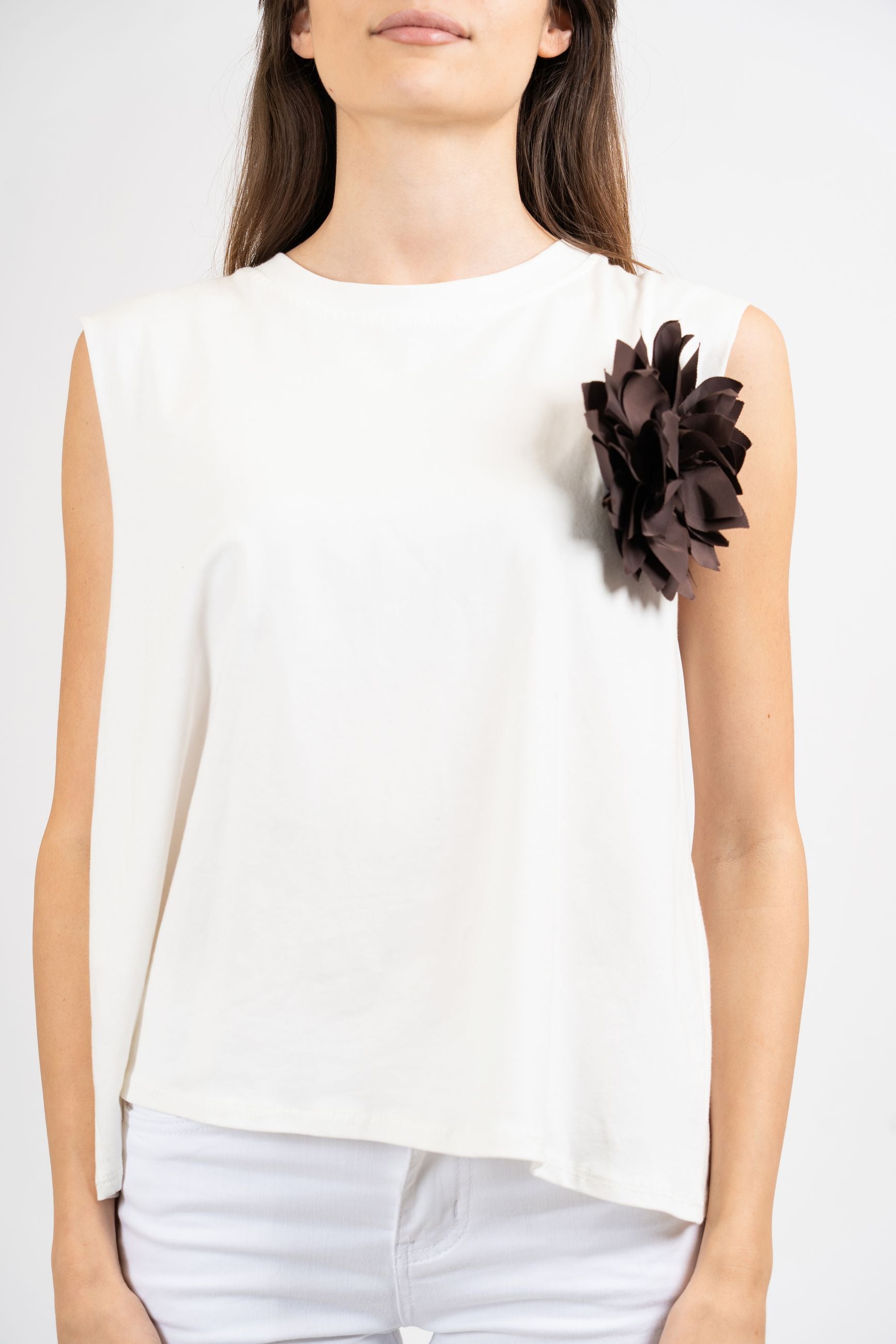 T-shirt smanicata con fiore applicato e schiena cut-out.