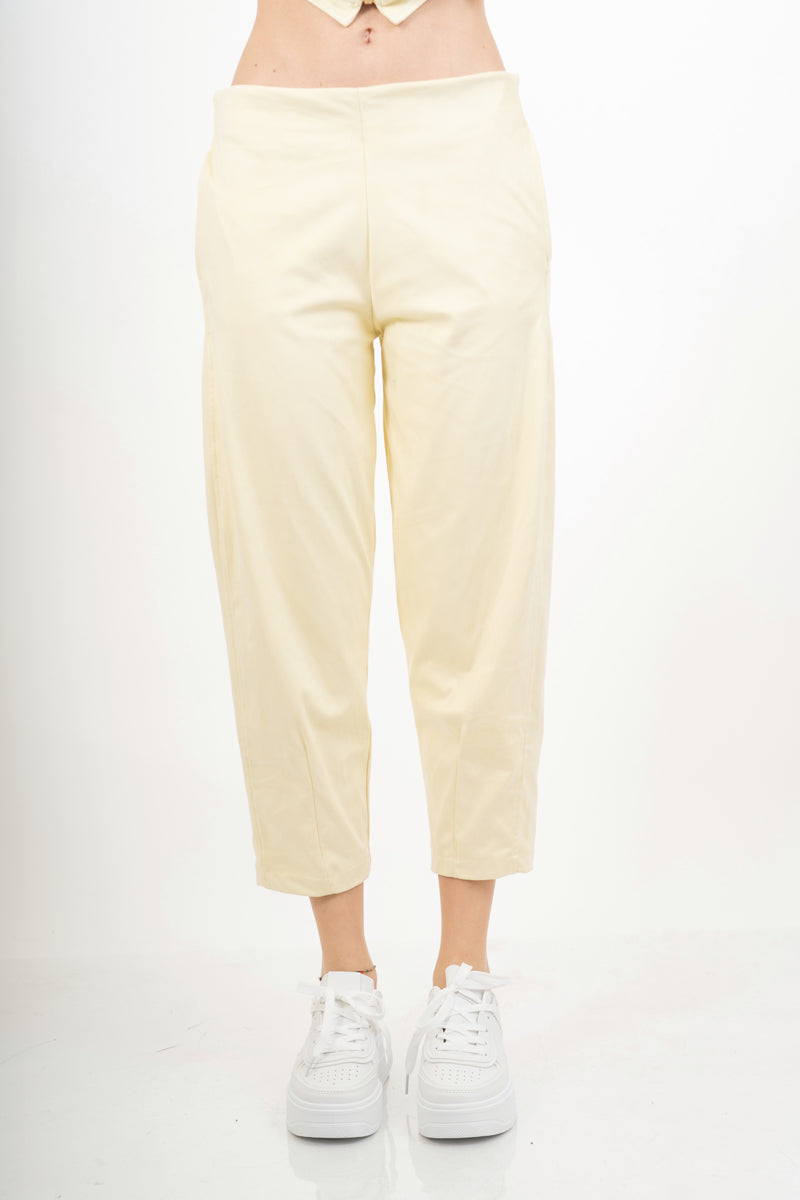 modella indossando Pantalone cropped in tessuto effetto dainetto elasticizzato colore