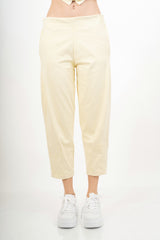 modella indossando Pantalone cropped in tessuto effetto dainetto elasticizzato colore