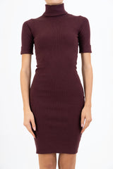 modella indossando Abito SoftDream dolcevita in viscosa elasticizzata colore