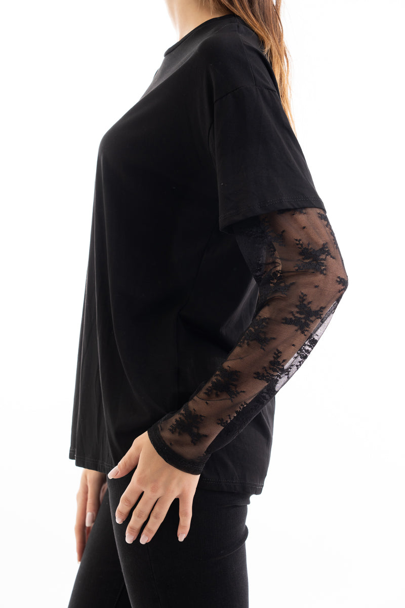 modella indossando Maglia over in cotone elasticizzato con manica lunga in pizzo colore Nero Unica