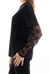 modella indossando Maglia over in cotone elasticizzato con manica lunga in pizzo colore Nero Unica