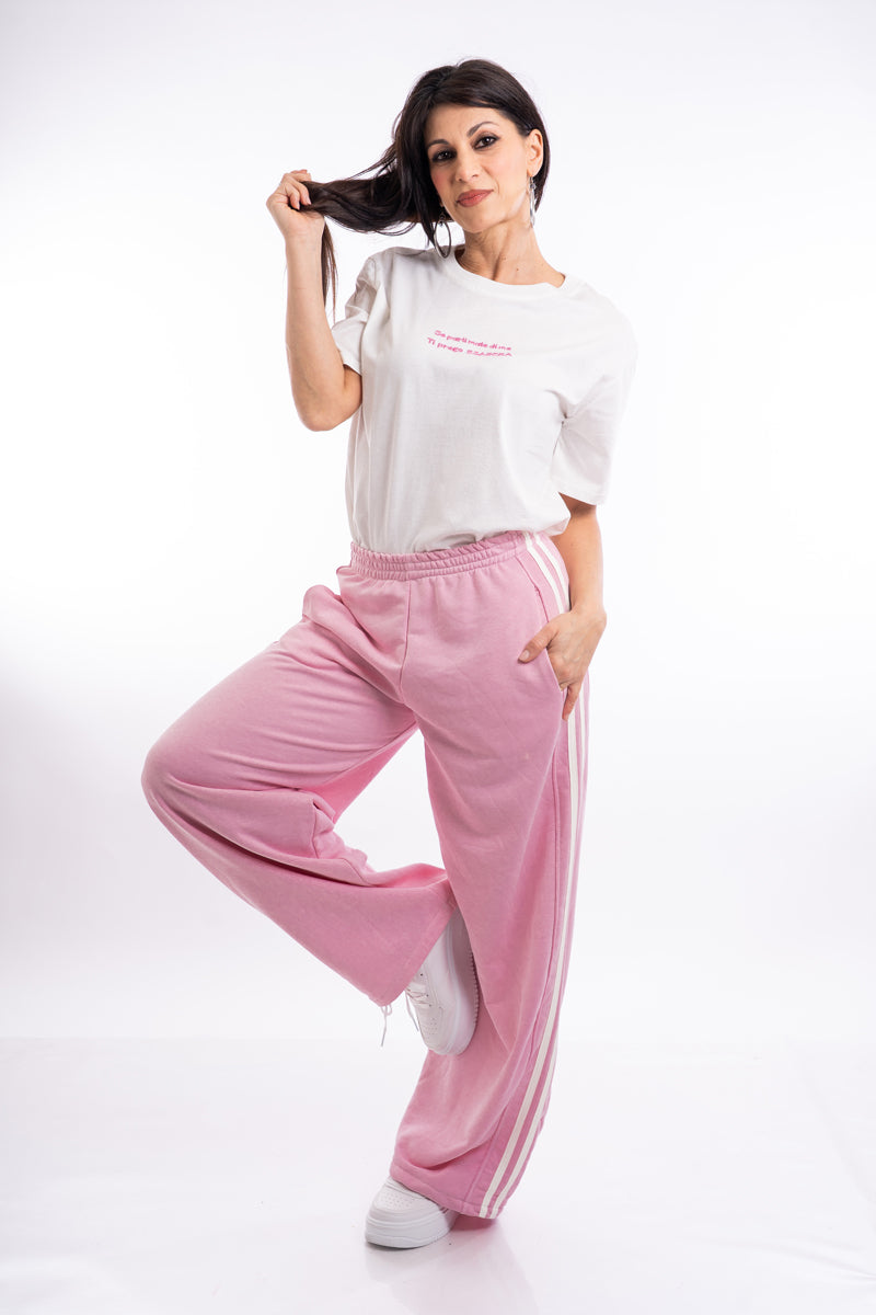 modella indossando T-shirt scritta “Se parli male di me ti prego esagera” colore