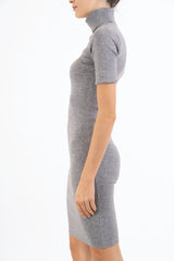 modella indossando Abito SoftDream dolcevita in viscosa elasticizzata colore