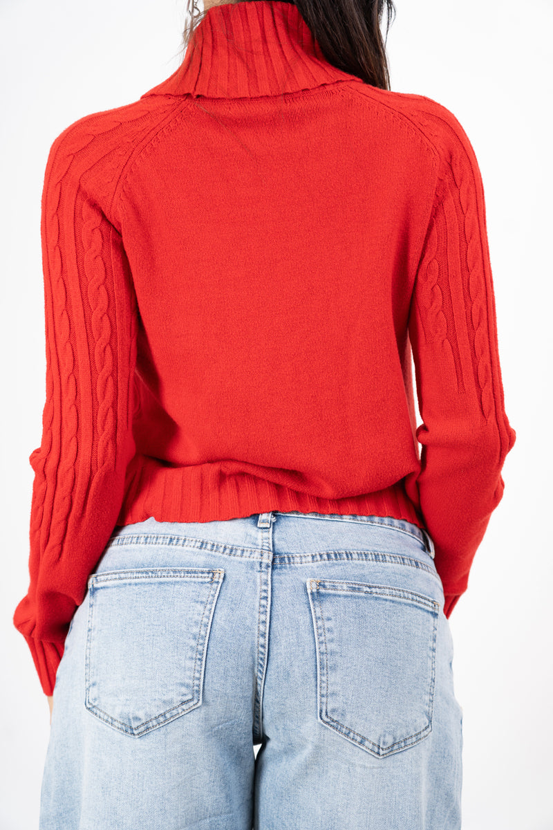 modella indossando Dolcevita CozyCable spalle treccia colore