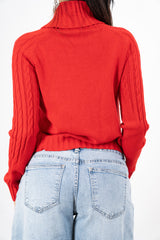 modella indossando Dolcevita CozyCable spalle treccia colore