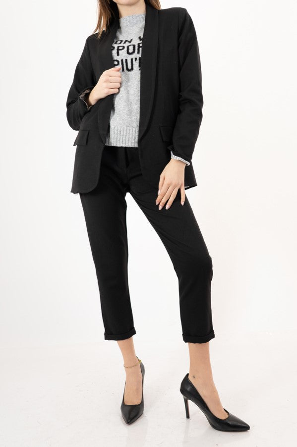 modella indossando Pantalone in poliviscosa con elastico in vita e gamba dritta – Nero colore Nero