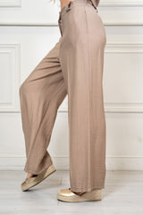 modella indossando Pantalone palazzo in misto viscosa con elastico sul retro colore