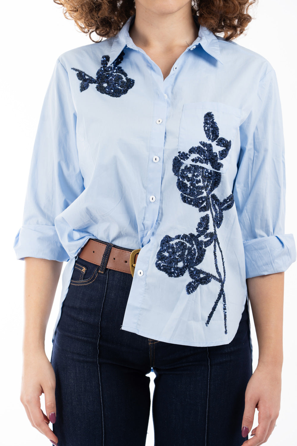 modella indossando Camicia in cotone con applicazioni di paillettes floreali colore Celeste Unica