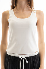 modella indossando Top canotta in filato microcostina di viscosa elasticizzata colore Bianco Unica