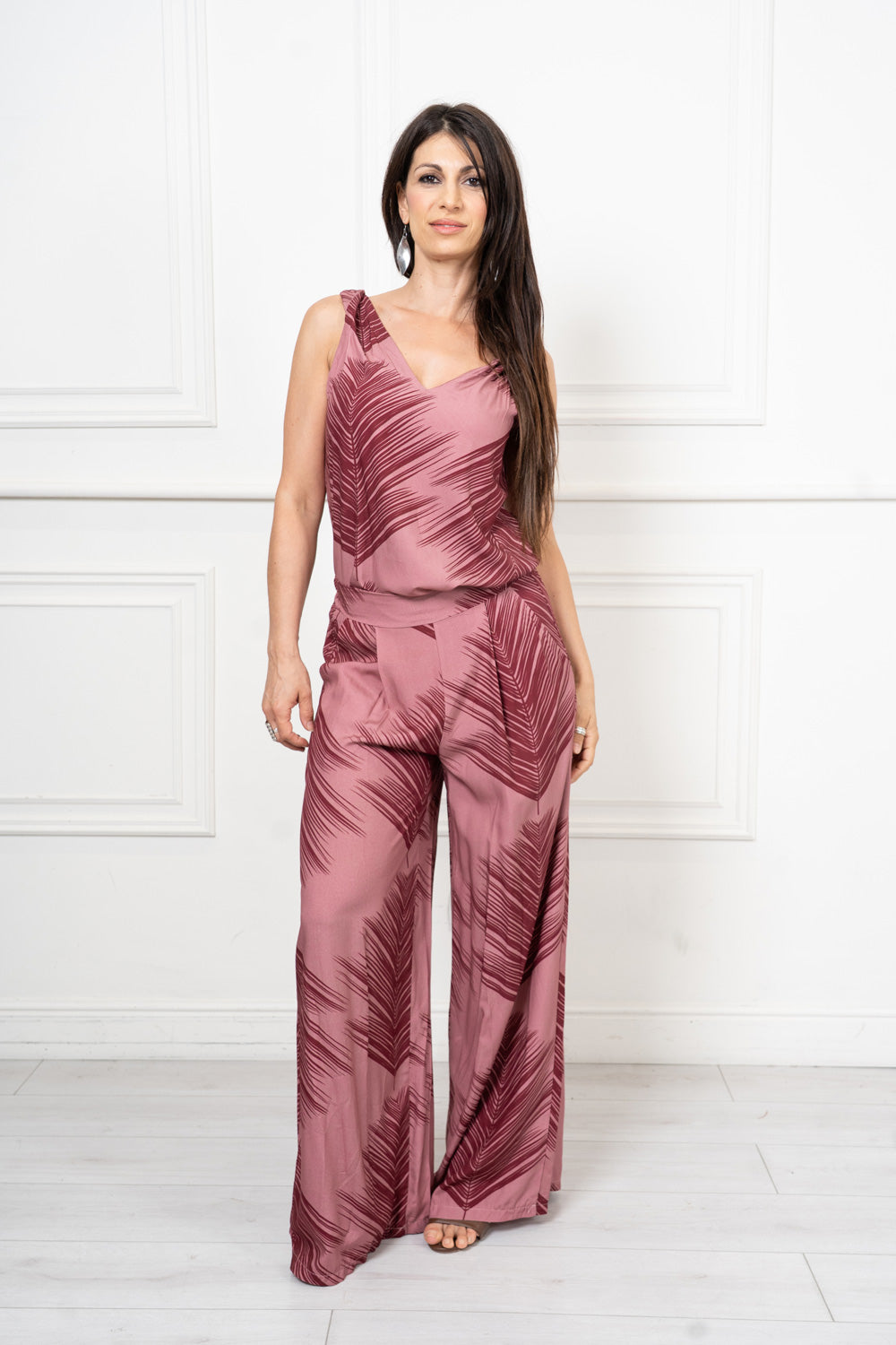modella indossando Top doppio scollo Palm Mirage in viscosa colore