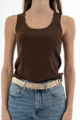 modella indossando Top canotta in filato microcostina di viscosa elasticizzata colore Marrone Unica