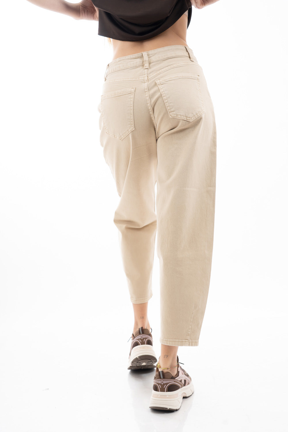 modella indossando Jeans balloon in denim elasticizzato con gamba curva colore