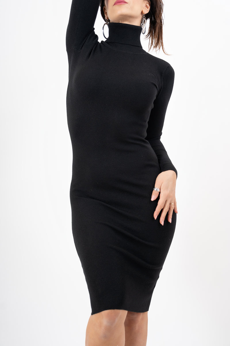 modella indossando Abito midi in maglia a collo alto in viscosa elasticizzata colore