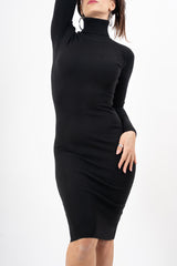 modella indossando Abito midi in maglia a collo alto in viscosa elasticizzata colore