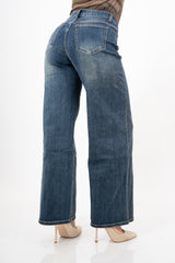 modella indossando Jeans straight a gamba dritta con spalmatura lurex oro colore