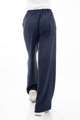 modella indossando Pantalone palazzo sartoriale con pinces e vita elasticizzata colore