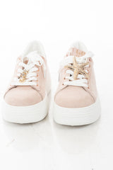 modella indossando Sneakers platform con charm gioiello removibile e suola alta Rosa colore