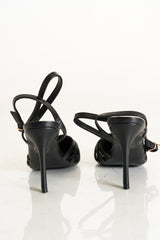 modella indossando Décolleté nere a punta con listini intrecciati e tacco a spillo colore