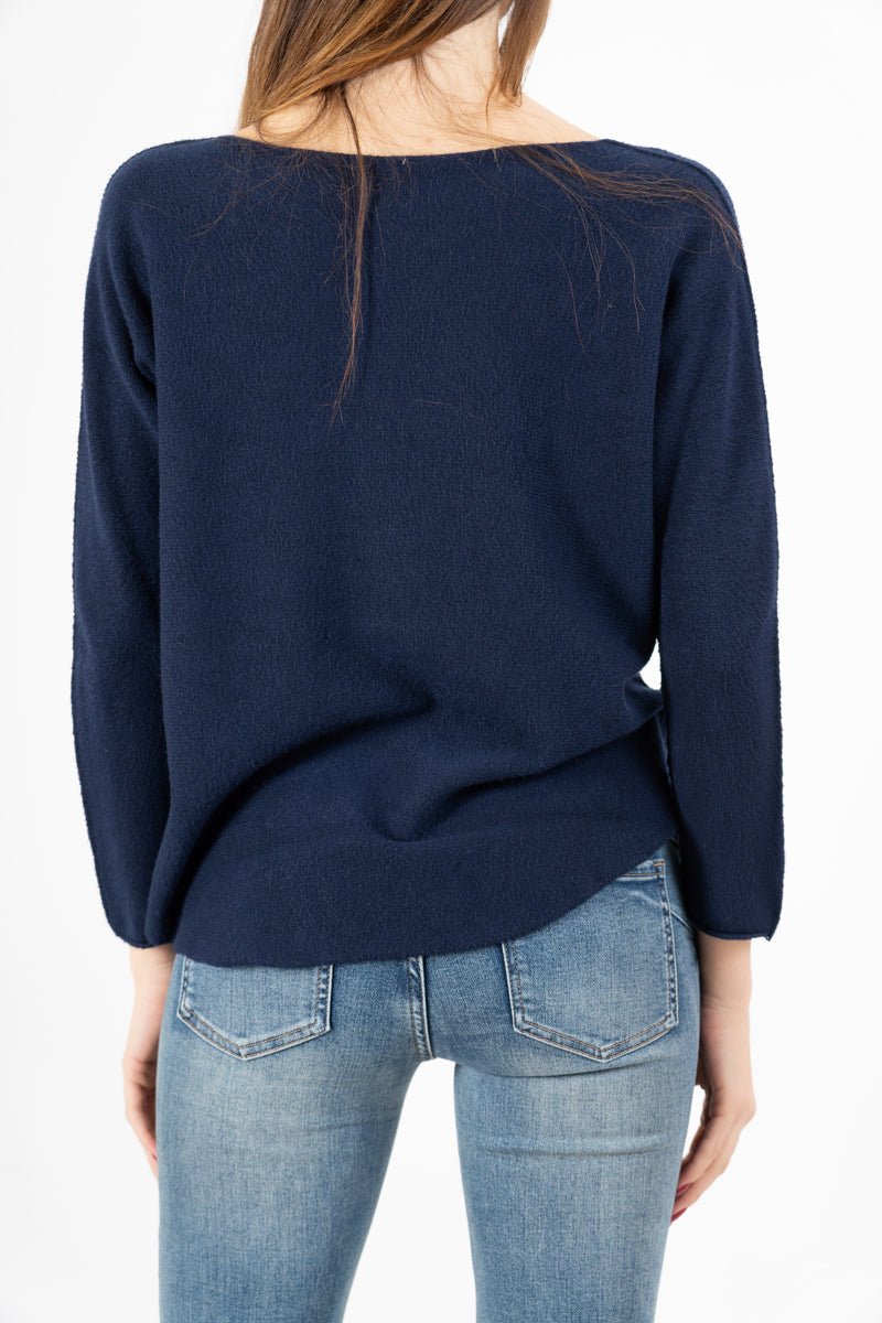 modella indossando Maglia over collo a barchetta con orlo stondato in viscosa colore