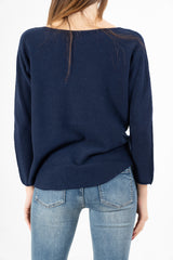 modella indossando Maglia over collo a barchetta con orlo stondato in viscosa colore