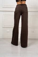 modella indossando Jeans Perla Marrone colore