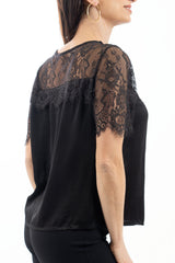 modella indossando Maglia over in viscosa con inserti in pizzo floreale colore