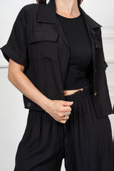 modella indossando Camicia corta con tasche in viscosa EasyWave con manica a pipistrello e bottoni effetto legno colore Nero Unica