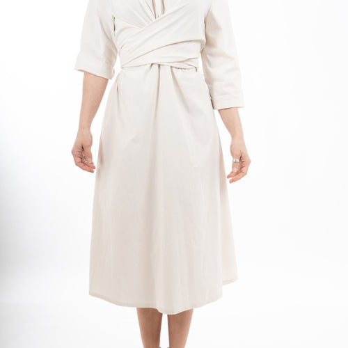 modella indossando Abito chemisier lungo in viscosa elasticizzata con fusciacca incrociata colore Beige Unica