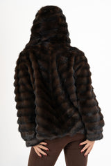 modella indossando Giacca effetto pelliccia con cappuccio e interno scamosciato colore