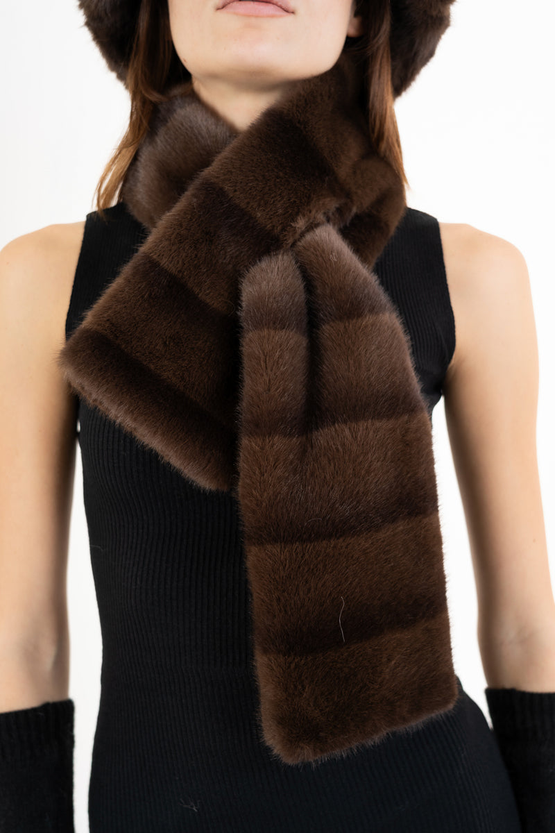 modella indossando Sciarpa FurMood effetto pelliccia colore Marrone Unica