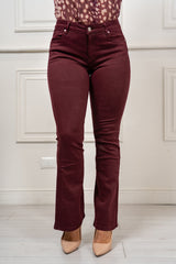 modella indossando Jeans Ravelle flare push-up Borgogna colore